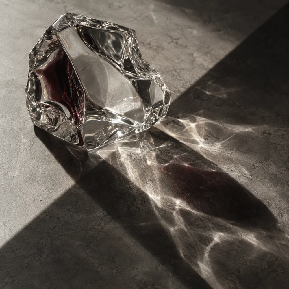 Luz refractada sobre vidrio que representa la definición de una dirección